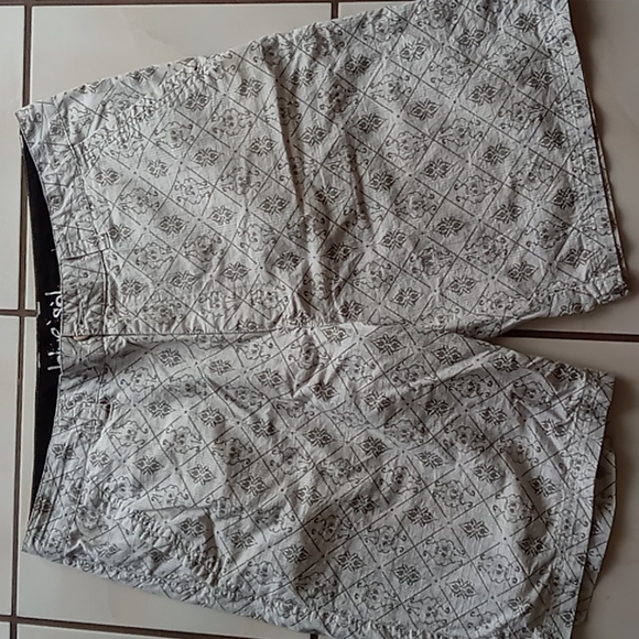 Blue Sol Men's Beige w Tan Skulls Diamond Print sz 38 - Picture 2 of 15